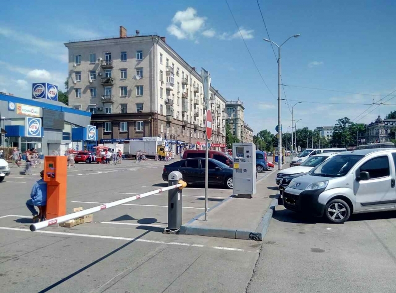 Парковочний простір виробництва СЕА на вул. Шмідта, Дніпро