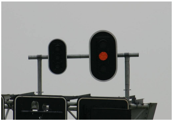 Експериментальні сигнальні головки з ліхтарями діаметром 20 см (ліворуч) і 30 см (праворуч).